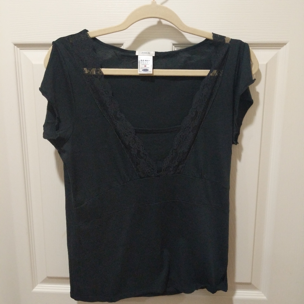 R black short sleeve v-neck lace on pier medium perfect fit Old Navy
